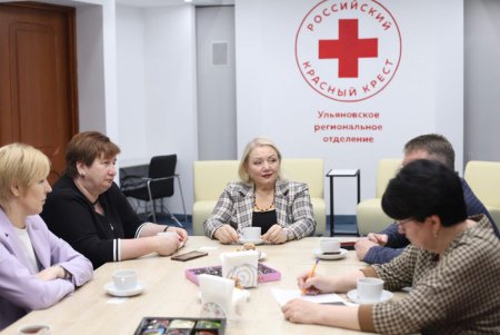 Ульяновский филиал «СОГАЗ-Мед» поздравил Ульяновское отделение Красного Креста с профессиональным праздником