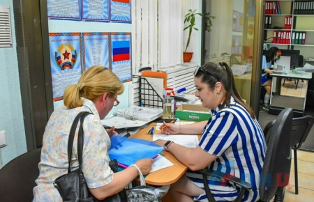 Около 100 тысяч жителей Луганской Народной Республики уже оформили полисы обязательного медицинского страхования