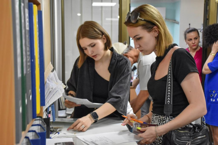 Более 70 студентов учебных заведений ЛНР помогают сотрудникам территориального фонда республики с обработкой заявлений жителей на выдачу полисов #ОМС