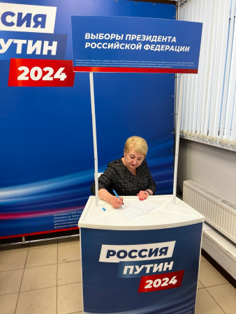 Сотрудники фонда приняли участие в едином дне сбора подписей в поддержку выдвижения Владимира Путина на выборах Президента
