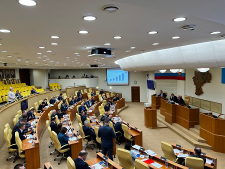 Законопроект о внесении изменений в главный финансовый документ ТФОМС на 2024-2026 годы был принят депутатами на заседании Законодательного собрания